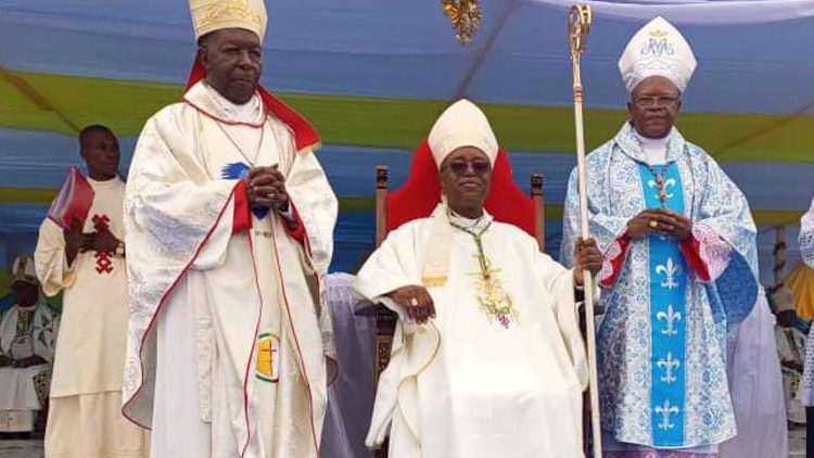 Mgr Vincent Tshomba, lors de sa prise de possession canonique du diocèse de Tshumbe, le dimanche 14 août 2022