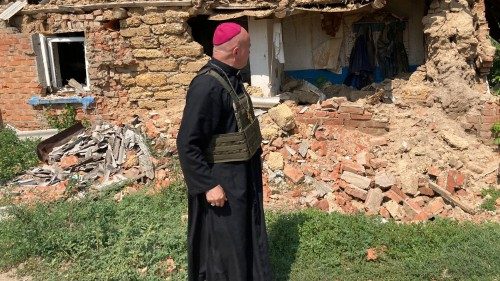 Ukrainian bishop offering aid at frontlines: 'We wait for Christmas in the cold'