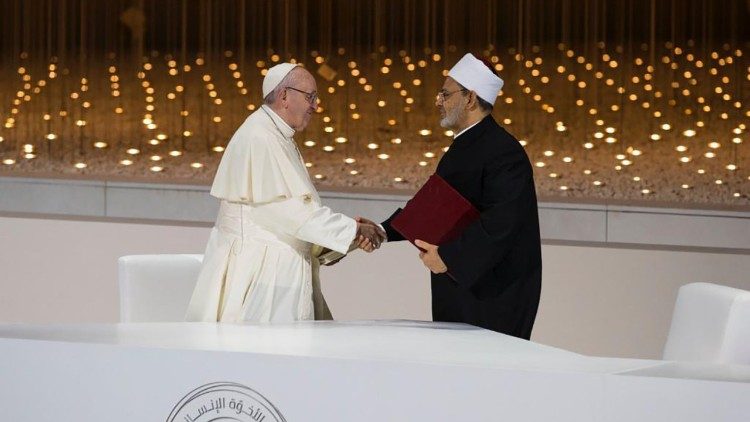 Pāvests Francisks un Islāma Al Azharas universitātes galvenais imams Ahmeds Al Taijebs Deklarācijas par universālo brālīgumu parakstīšanas brīdī pirms 2 gadiem