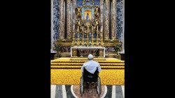 聖母子画「サルス・ポプリ・ロマーニ」の祭壇前で祈る教皇フランシスコ　2022年9月12日　ローマ・聖マリア大聖堂