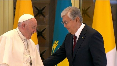 El Papa Francisco fue acogido, en el Aeropuerto Internacional de Nursultán, Kazajistán, por el Presidente de la República, Kasim-Yomart Tokaev. (Vatican Media)