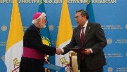 Los signatarios del acuerdo, el 14 de septiembre de 2022, fueron Monseñor Paul Richard Gallagher, Secretario Vaticano para las Relaciones con los Estados y las Organizaciones Internacionales, y el Sr. Mukhtar Tileuberdi, Viceprimer Ministro y Ministro de Relaciones Exteriores de Kazajistán. (Vatican Media)
