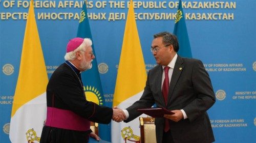 Santa Sede y Kazajistán firman acuerdo sobre atención pastoral a los católicos
