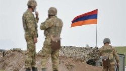 Militari armeni al confine con l'Azerbaigian
