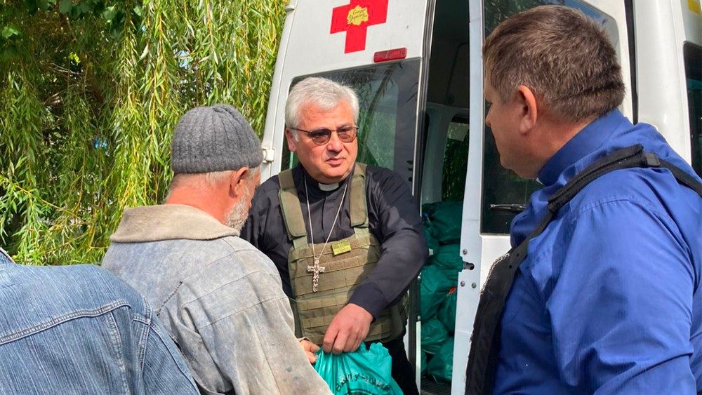 El cardenal Krajewski  en misión en Ucrania