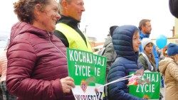 Partecipanti alla marcia per la vita a Varsavia