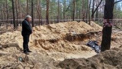 ウクライナ東部イジュームの共同埋葬地で祈るクライェウスキ枢機卿　2022年9月19日