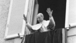 Papa Pio XII na janela do apartamento pontifício durante o Angelus dominical