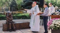 Kardinál Czerny požehnal v Chicagu sochu  "Be Welcoming"  kanadského tvůrce Tima Schmalze