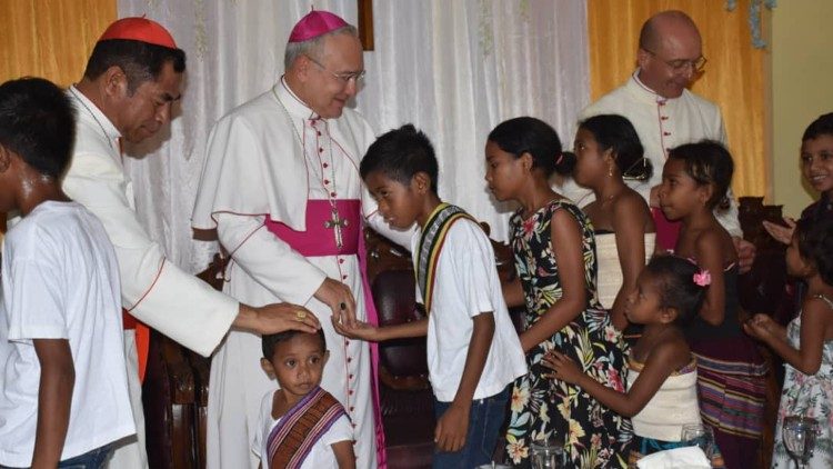 Monseñor Peña Parra visita el Centro de Asistencia para niños pobres en Timor Est 
