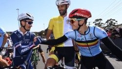 El ciclista holandés Rien Schuurhuis (centro) con la camiseta de Athletica Vaticana en el último Campeonato del Mundo de Australia