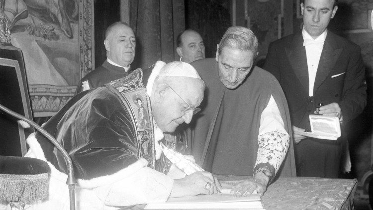 Giovanni XXIII firma bolla indizione Concilio 25 dicembre 1961