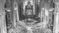 Archívna snímka z otvorenia Druhého vatikánskeho koncilu 11. októbra 1962