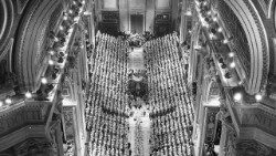 Entrée de Jean XXIII lors de l'ouverture du Concile en 1962 dans la basilique Saint-Pierre. Image d'illustration.