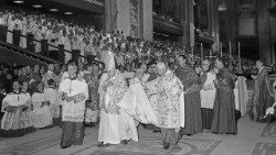 Entrada de João XXIII na Basílica de São Pedro na abertura do Concílio Vaticano II, em 11 de outubro de 1962
