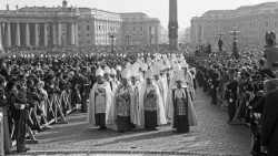 19611011-piazza-san-Pietro-Ingresso-Vescovi-Apertura-Concilio-Vaticano-secondo-1.jpg