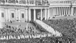 La processione d'ingresso da piazza san Pietro di Giovanni XXIII e dei vescovi, per la Messa di apertura del Concilio Vaticano II, 11 ottobre 1962