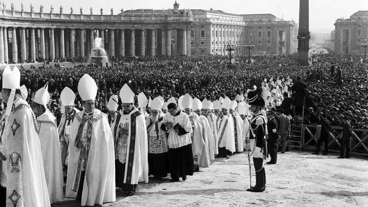 2022.09.27 ingresso da piazza san pietro di Giovanni XXIII e dei vescovi - apertura del Concilio - 11 ottobre 1962