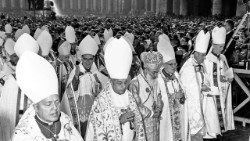 19611011-piazza-san-Pietro-Ingresso-Vescovi-Apertura-Concilio-Vaticano-secondo-5.jpg