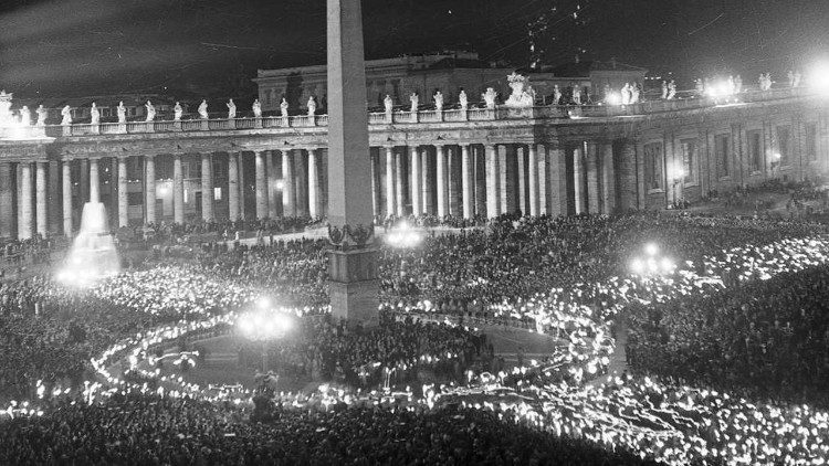 L'apertura del Concilio in piazza San Pietro, l'11 ottobre 1962