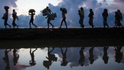 Fila di migranti ai confini del Costa Rica