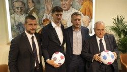 Jugadores de los equipos italianos, Lazio y Roma, en la rueda de prensa