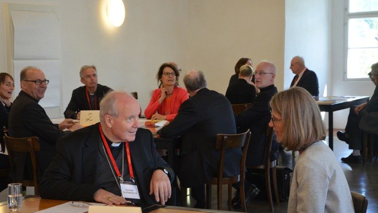 Kardinal Christoph Schönborn und weitere Bischöfe bei einem Studientag der Bischofskonferenz mit Frauen in der Kirche im Jahr 2022