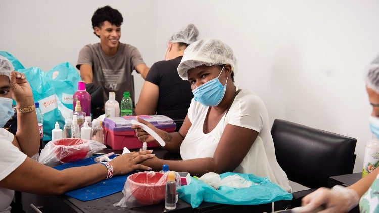 Manicure e pedicure estão entre as profissões mais procuradas na Colômbia, e permitem que os migrantes venezuelanos encontrem uma fonte de emprego ou empreendedorismo. (@Margherita Mirabella/Archivio GSF)