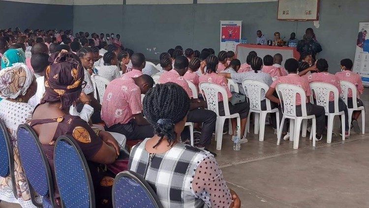 2022.10.11 Les jeunes dans une école du Cameroun