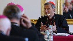 Cardinal Mario Grech speaks with Polish bishops during a meeting on the Synod (archive photo)