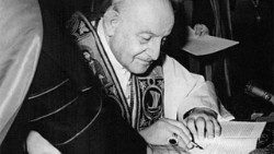 Papst Johannes XXIII. bei der Unterzeichnung der Enzyklika Pacem in terris