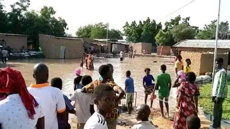 Des habitants d'un quartier de Ndjamena (Tchad) envahi par l'inondation