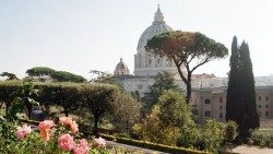 Изглед към базиликата "Свети Петър" от Ватиканските градини