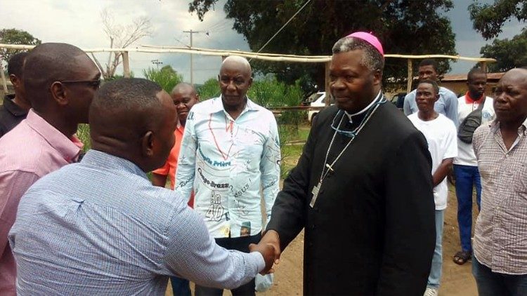 Mgr Bienvenu Manamika, archevêque de Brazzaville (Congo-Brazza), au cours d'une visite pastorale