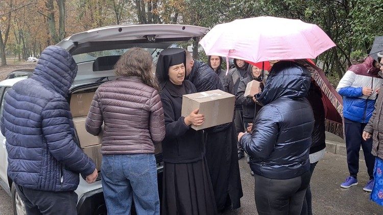 Sr Oleksia Pohranychna brings aid packages to Kharkiv residents