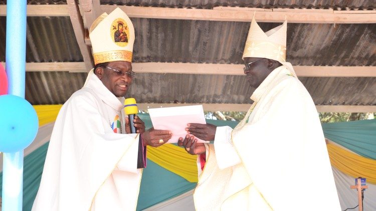 (l) Archbishop Martin Kivuva with the new Bishop Hieronymus Joya (r)