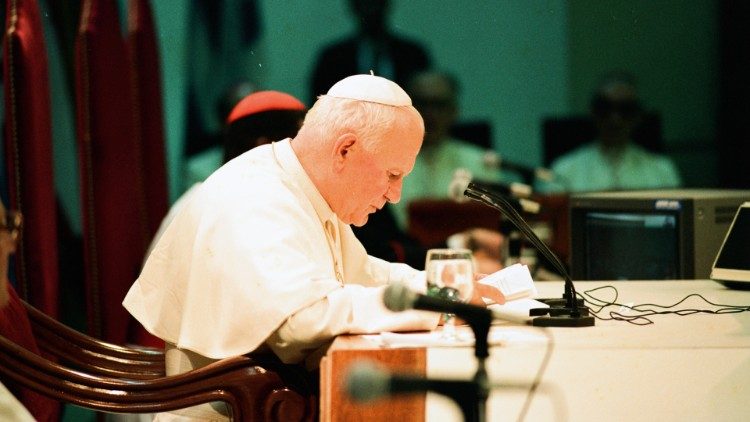 San Juan Pablo II, el Papa que bautizó a América como el "Continente de la esperanza" , en la IV Conferencia general de Santo Domingo
