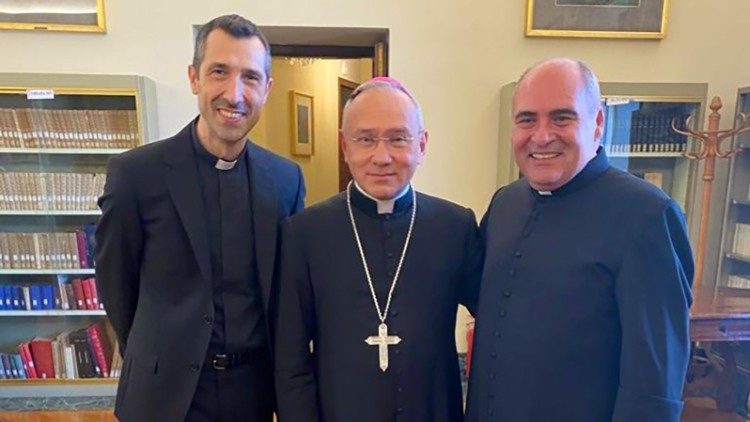 Le mercredi 26 octobre, Mgr Edgar Peña Parra, Mgr Roberto Campisi et Mgr Luigi Roberto Cona. 