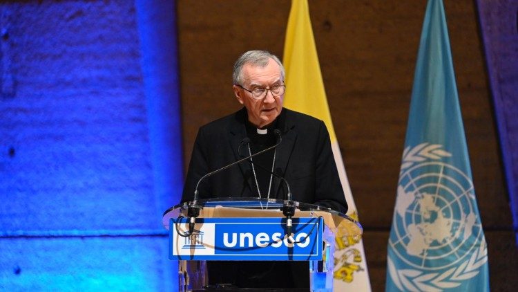 O cardeal Parolin durante discurso em Paris nesta quinta-feira (27)