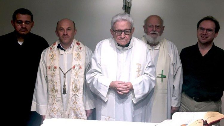 Cha Sabino Maffeo, SJ (người đứng giữa)