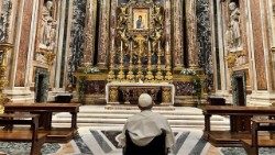 バーレーンから帰国後、聖マリア大聖堂で祈る教皇フランシスコ　2022年11月6日