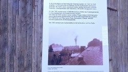 2022.11.07 Tavola commemorativa con foto che documenta il fumo che esce dal caminetto del crematorio 