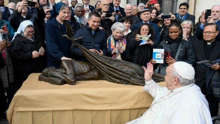 Pope Francis blesses Timothy Schmalz's 'Sheltering' statue during Wednesday General Audience