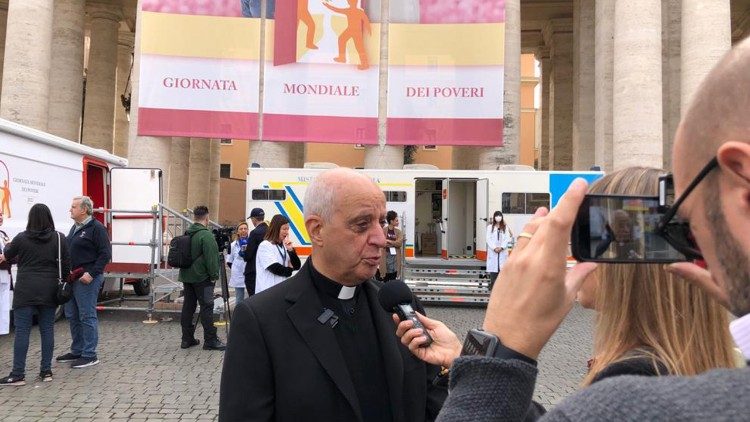Aartsbisschop Rino Fisichella voor onze microfoon