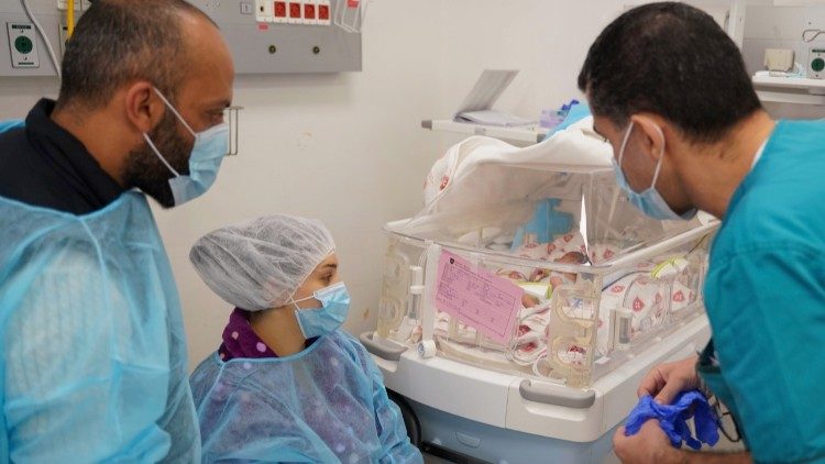 Jeden z noworodków w Szpitalu Świętej Rodziny w Betlejem