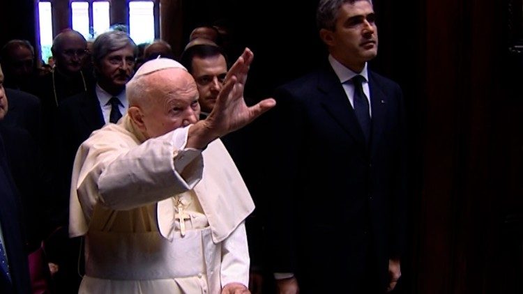 Il saluto di Papa Wojtyla al suo ingresso in aula, in risposta agli applausi di senatori e deputati