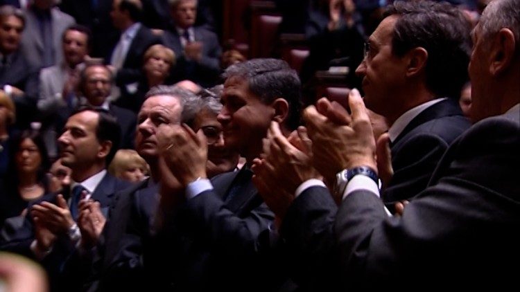 L'applauso dei parlamentari italiani durante il discorso del Papa
