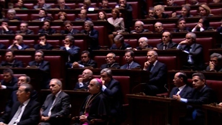 Tra i parlamentari si riconosce monsignor Rino Fisichella, allora cappellano di Montecitorio