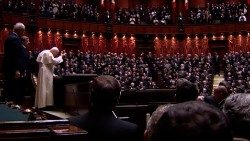 San Giovanni Paolo II saluta il Parlamento italiano riunito in seduta plenaria nell'aula di Montecitorio, il 14 novembre 2002