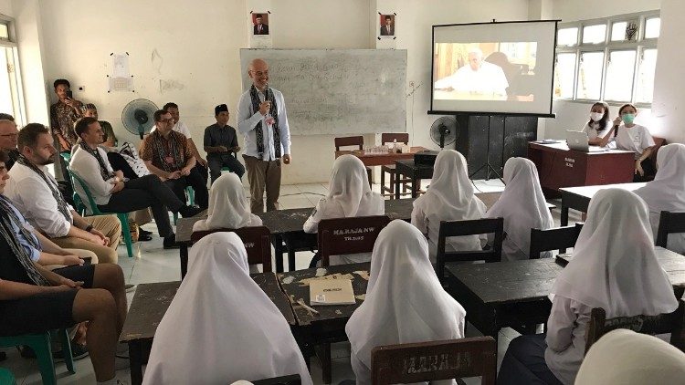 Delegation from Poland visits a school in Indonesia